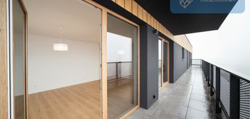 Z panoramicznym widokiem na zieleń i przestrzeń.
