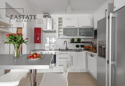 Ciche i słoneczne i zamknięte zielone osiedle