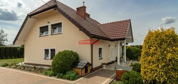 Wolnostojący, do wejścia, urządzona i duża działka