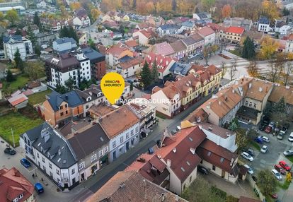 Mieszkanie z garażem, lokalem handlowym i piwnicą.