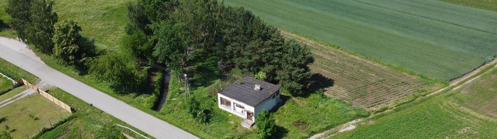 Budynek z wz, nieopodal zalipia