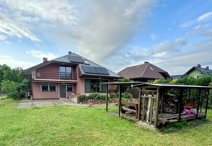 Funkcjonalny dom z kominkiem i dużym tarasem