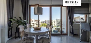 Wygodne mieszkanie osadzone w nowoczesnej enklawie