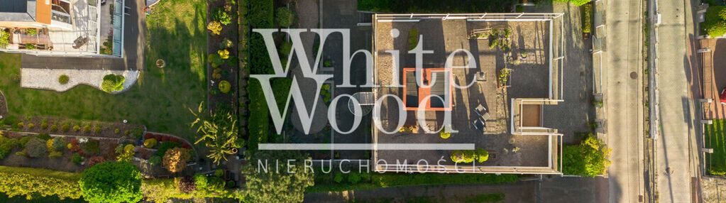 Modernistyczny i nowoczesny dom z tarasem na dachu