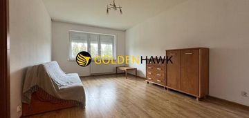 Kawalerka na pogodnie, 2001 r , msc postojowe.