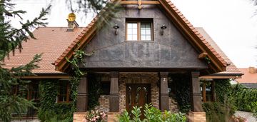 Rezydencja w pyszczynie z ogrodem, stawem i stajni