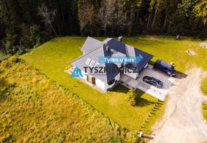 Przepiękny dom tuż przy lesie.