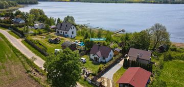Dom z linią brzegową jeziora dzierzgoń