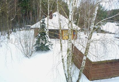 Duży dom z ogrodem w otoczeniu lasów