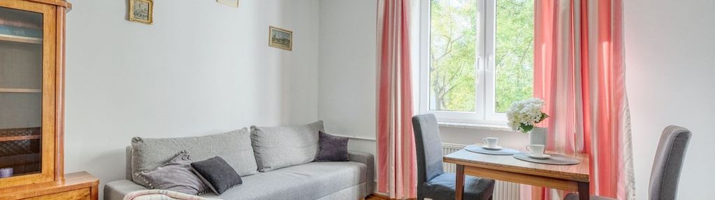 Dwa przestronne pokoje na muranowie w kamienicy