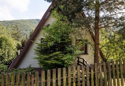 Dom z widokiem na górę żar i jezioro