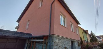 Funkcjonalny dom osobnym mieszkaniem na parterze