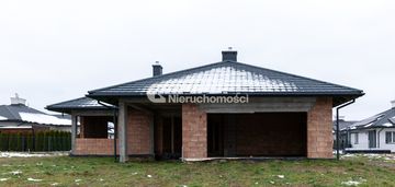 21 arów, garaż i budynek gospodarczy.