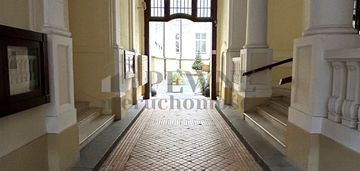 Początek twojej historii w kamienicy przy hożej.