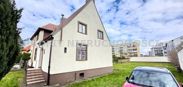 Nietuzinkowy dom w zabudowie bliźniaczej