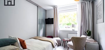 Kawalerka z widokiem na ścianę lasu | po remoncie