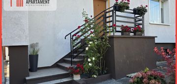 Dom - połowa z ogrodem, garażem, piwnicą