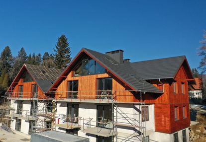 Apartament z ogrodem i balkonem.
