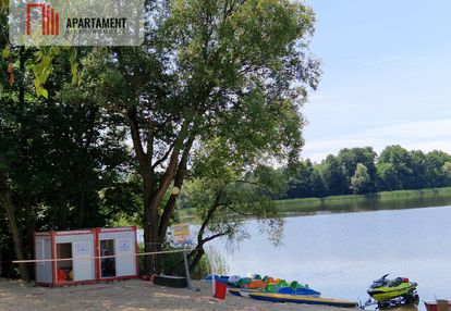 Działki w lesie blisko jeziora i plaży