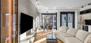 Topowy apartament w wieżowcu na prostej.