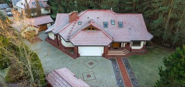 Willa miejska w bezpośrednim sąsiedztwie lasu