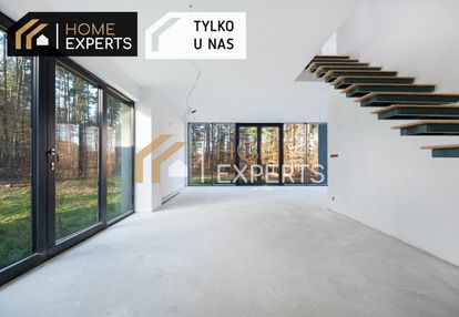 Dom w otulinie lasu | widok na ścianę lasu