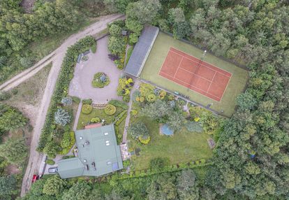 Dom w lesie przy jeziorze gowidlińskim.