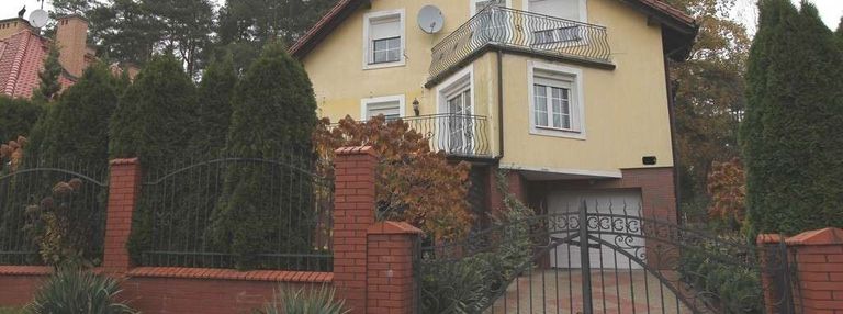 Dom na redykajnach z widokiem na jezioro