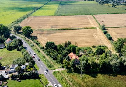 Dom z dużym ogrodem niedaleko malowniczej stegny