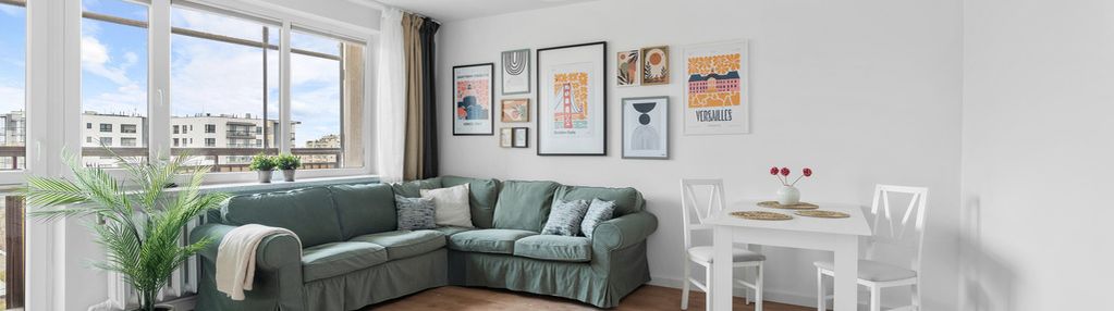 Miasto w tle, dom na pierwszym planie-cisza-zieleń