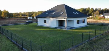 Komfortowy nowy dom, sypialnie w każdej garderoba