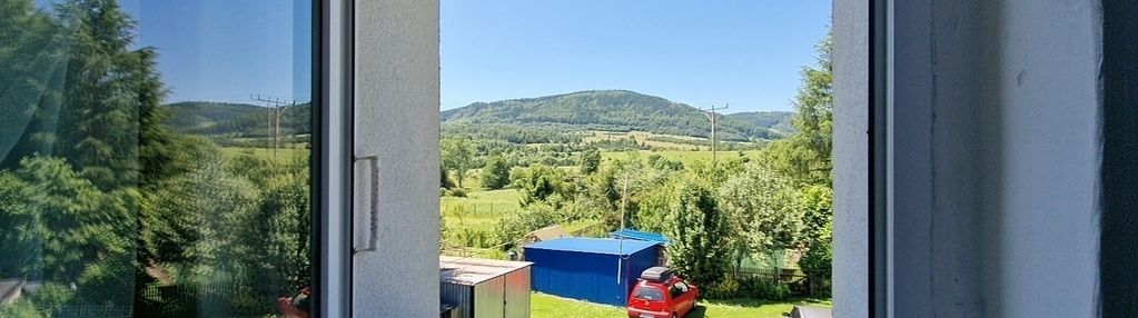 Ogródek, garaż, zieleń, górski widok