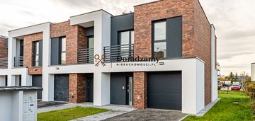 Narożny segment z garażem w bryle na drabiniance