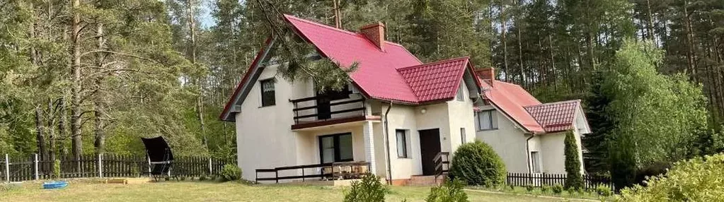 Dom na Kaszubach otulony lasem