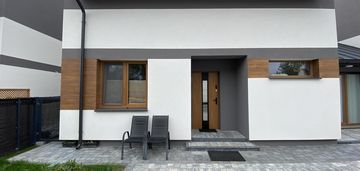 Nowoczesny dom w zabudowie szeregowej-rakowiska