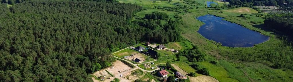 Mini osiedle otoczone lasem nad jeziorem rudat