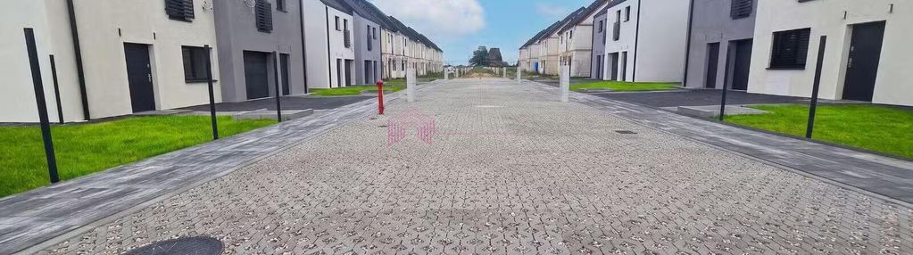 Nowoczesny, energooszczędny bliźniak w zielonej okolicy