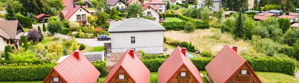 Kilkadziesiąt domków i budynek