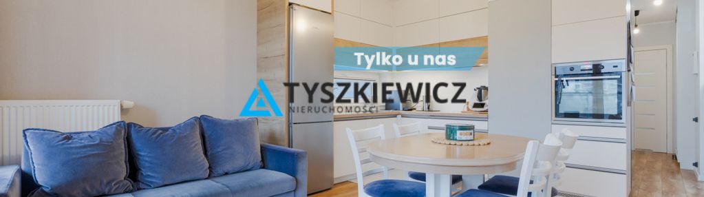 Nowoczesne z miejscem w hali garażowej, komórką.