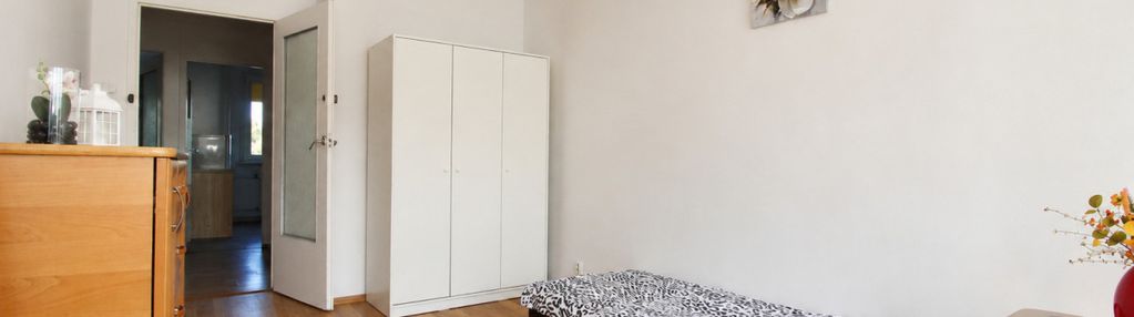 Duży pokój z balkonem i widokiem na zieleń