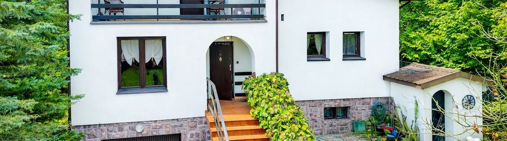 Dom w hornówku w zalesionej okolicy