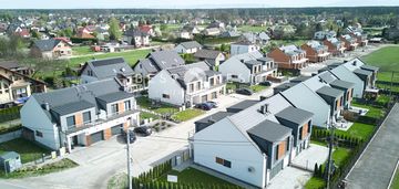 Nowoczesny dom z garażem w zabudowie bliźniaczej