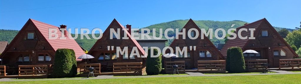 Kilkadziesiąt domków i budynek