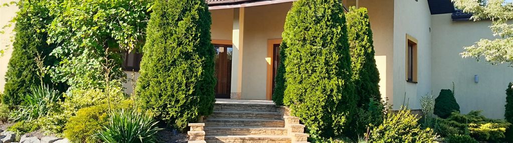 Dom położony w spokojnej i cichej oklicy.