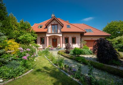 Dom wolnostojący z pięknym ogrodem