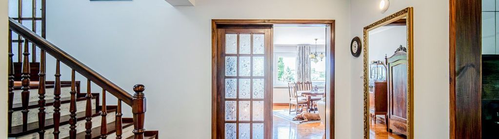 Komfortowy dom w otoczeniu drzew - zobacz film