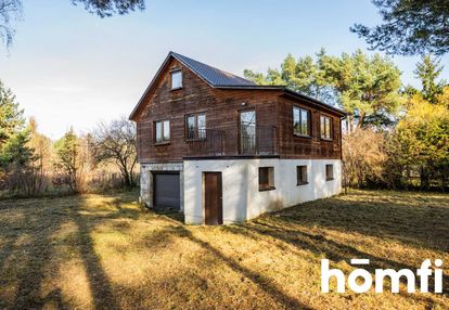 Dom w otoczeniu drzew