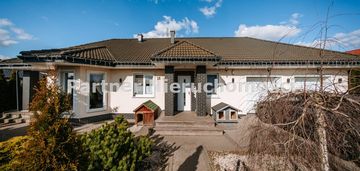 Wolnostojący dom parterowy z garażem na dwa auta