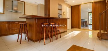 Dom na woli justowskiej, garaż na 2 samochody.