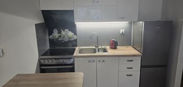 Słoneczne mieszkanie z balkonem w budynku z windą